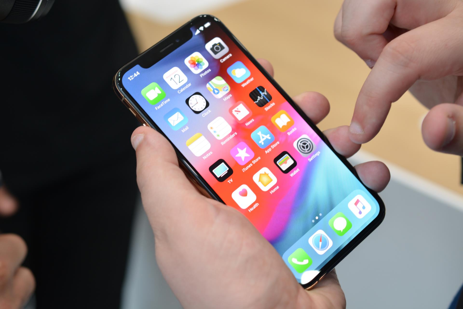 iPhone-Xr-front.jpg iPhone-Xr-front.jpg